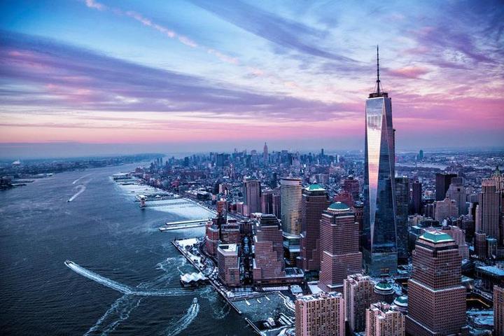 这种说法并不准确，上海是一个国际化大都市，拥有来自不同国家和地区的外籍人士。周五下班时，由于上海作为经济中心，吸引了大量中外人士前来工作和生活，因此可能会有许多不同国籍的人在此活动。至于是否有大量韩国人在周五下班时涌入上海，这取决于多种因素，如个人工作、旅游计划等。因此，不能简单地将某个特定群体与某个特定时间联系起来。我们应该尊重每个人的个人选择和隐私，避免过度刻板印象和歧视。