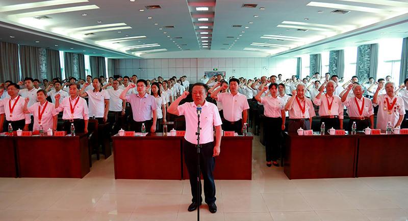 张天强自行脱党被党内除名。中国共产党党员要履行党员义务，遵守党的纪律。如果党员没有正当理由长期不参加党的活动或不交纳党费或不履行党员义务等，会被视为自行脱党，将会被除名处理。具体情况可能因地区或组织而有所不同，建议咨询当地的党组织或相关部门了解具体情况。