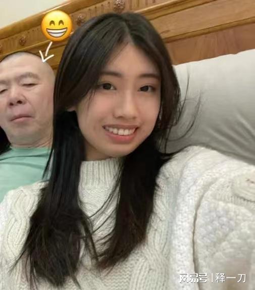 冯小刚女儿晒母女合照