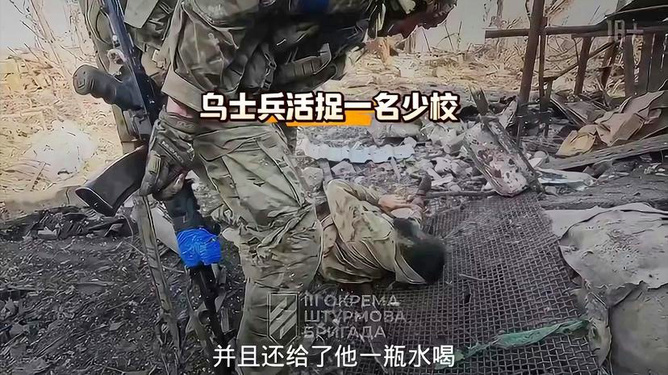 3名乌士兵战壕外透气被偷袭