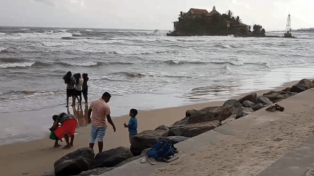 巨浪袭击秘鲁北部 超百处海滩关闭