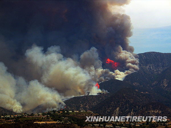 据报道，美国加利福尼亚州洛杉矶地区发生的山火已经导致至少7人死亡。建议在相关新闻报道中关注最新的死亡人数和相关信息。对于这一悲剧，我们应该铭记逝去的生命，并希望相关部门能够采取有效措施来应对这种情况，保护人们的生命和财产安全。