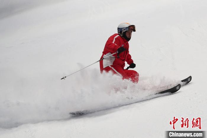 是的，上海耀雪冰雪世界吊椅确实发生了疑似意外事件。据报道，当时游客在体验冰雪世界吊椅项目时，突然发生意外，导致游客受伤。，对于此类事件，我们应该高度重视，并加强相关场所的安全管理。同时，游客也应该注意自身安全，遵守相关规定和警示标识，确保自身安全。，至于该事件的详细情况和具体结果，建议以官方发布的消息为准。