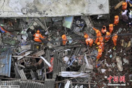 据报道，印度一工厂烟囱坍塌导致超过20人被困废墟中。事故发生后，当地政府和救援机构迅速展开救援行动，全力搜救被困人员。此次事故给当地带来了极大的影响，也引起了人们对工厂安全的关注。建议等待官方进一步消息，以获取最准确的被困人数和救援进展。同时，我们也应该关注工厂安全等问题，加强安全意识，避免类似事故的发生。