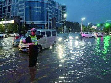 是的，沙特确实遭受了罕见的暴雨和冰雹侵袭。据报道，这次极端天气事件导致沙特多个地区受到严重影响，包括首都利雅得等地。暴雨引发洪水，导致道路封闭、交通瘫痪，以及部分地区的房屋和基础设施受到损坏。此外，冰雹也给一些地区带来了额外的破坏。这次极端天气事件提醒人们，即使是干旱的沙漠地区，也可能受到极端天气事件的影响。，以上信息仅供参考，如需了解更多信息，请查阅相关新闻报道。同时，面对自然灾害时，我们要保持警惕，注意自身安全。