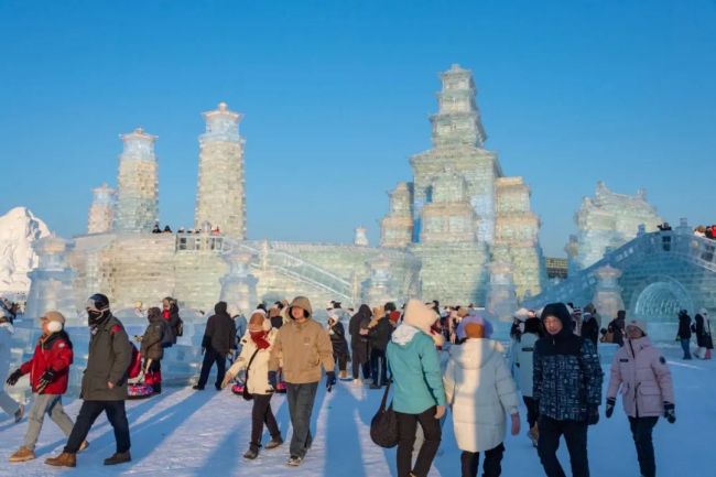 冰雪大世界开园 游客裹棉被排队