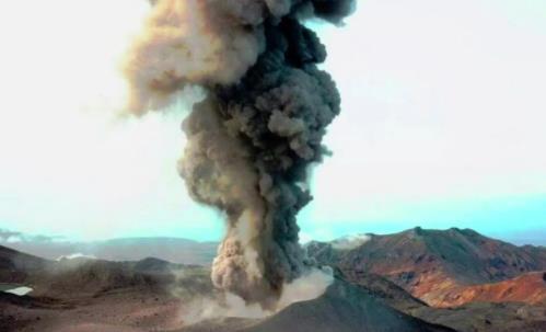 日本火山喷发灰柱高达3400米