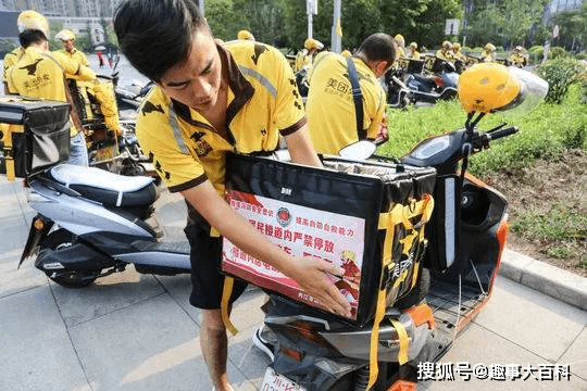 外卖员遇团伙盗窃电缆果断报警获奖励