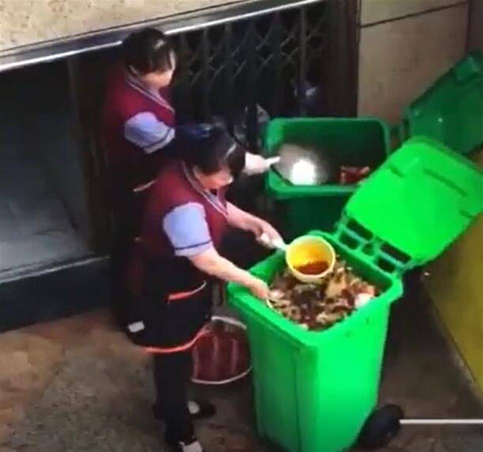 餐饮店从垃圾桶舀泔水 官方回应