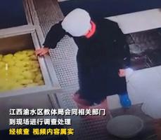 火锅店员工称店长在后厨上厕所