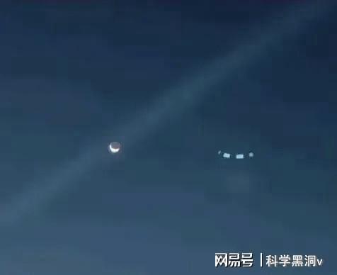 银川夜空现不明飞行物 轨迹蜿蜒